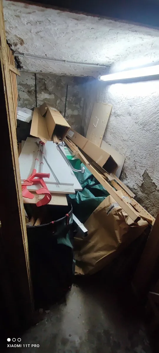 Trastero lleno de cajas, materiales y enseres antes del vaciado en Gran Canaria