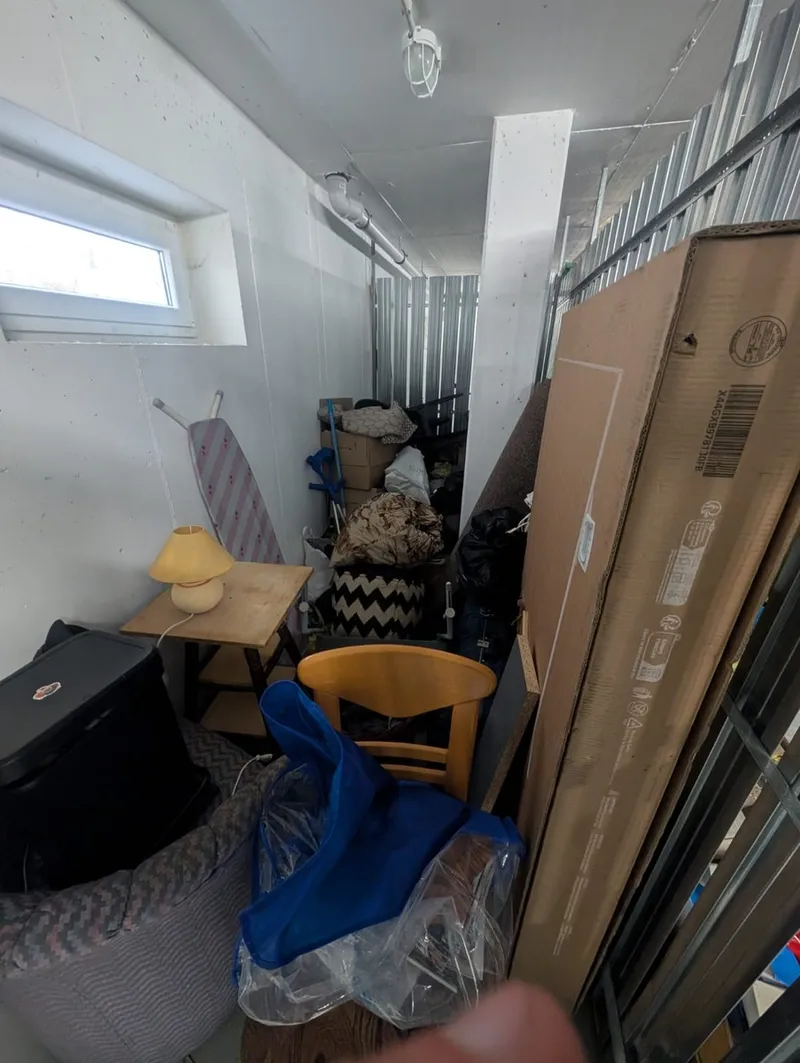 Trastero de sótano lleno de muebles, cajas y enseres antes del vaciado en Gran Canaria