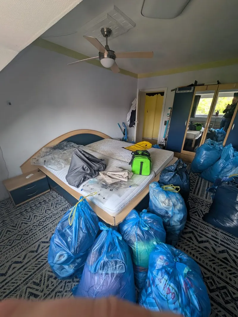 Habitación con enseres empaquetados durante el vaciado de pisos en Las Palmas de Gran Canaria