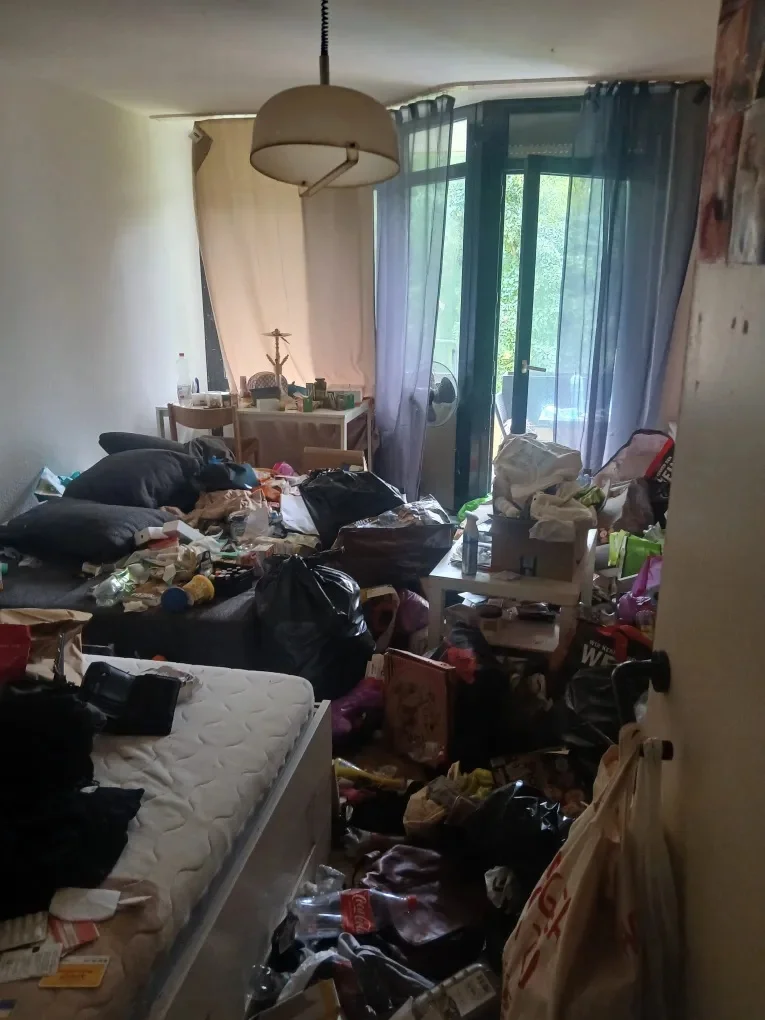 Vivienda con acumulación extrema por síndrome de Diógenes antes de la limpieza profesional