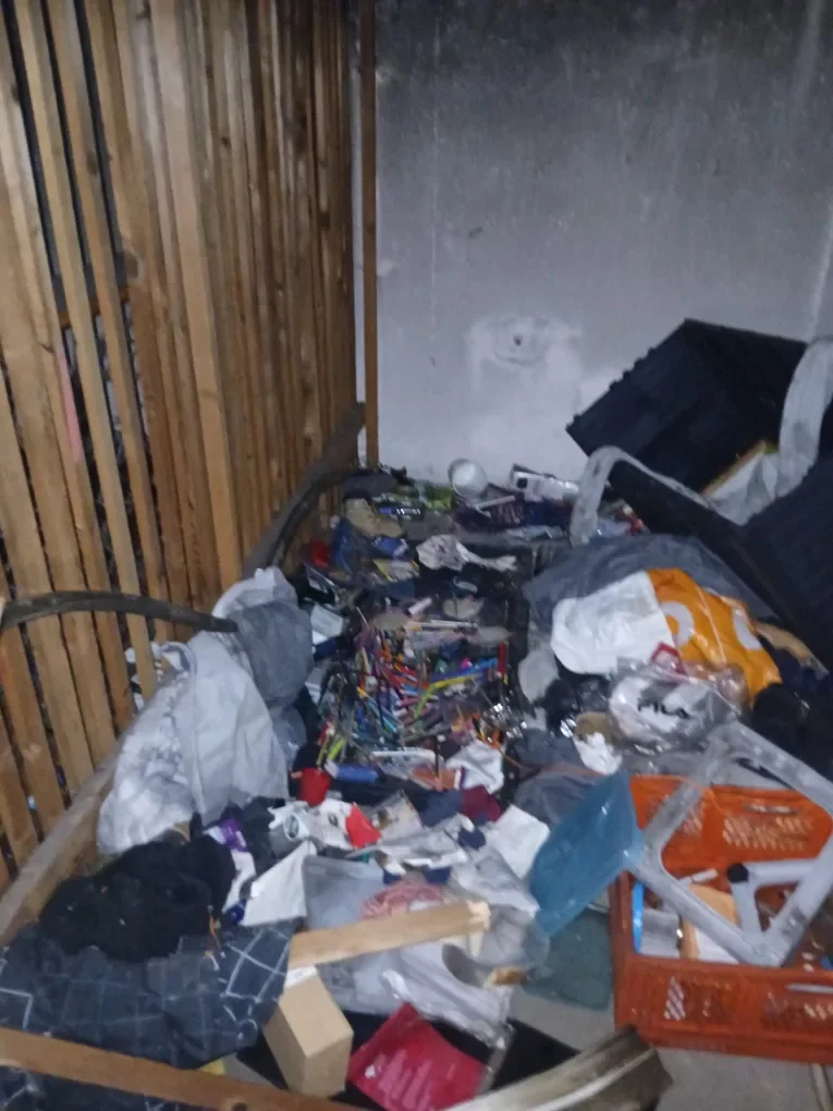 Antes: sótano con acumulación extrema de residuos