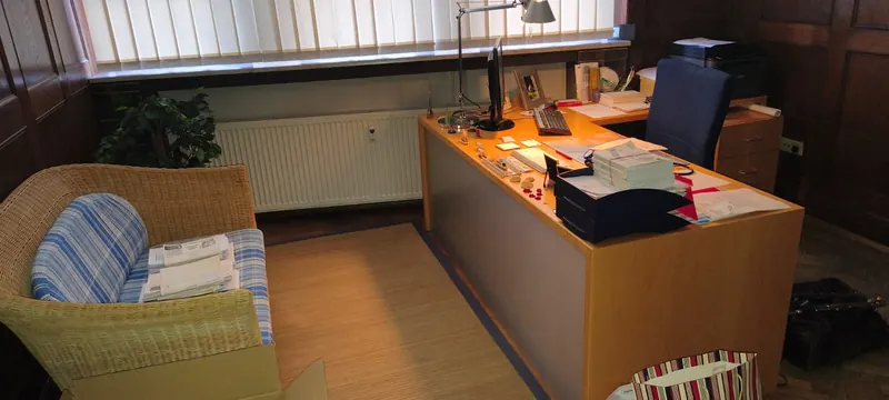 Oficina con escritorio y mobiliario — vaciado de locales comerciales en Las Palmas