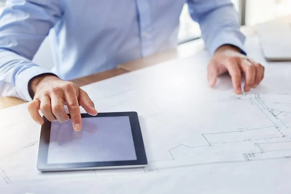 Planificación de proyecto de reforma con planos y tablet en Las Palmas de Gran Canaria — Sosa Reformas y Vaciados