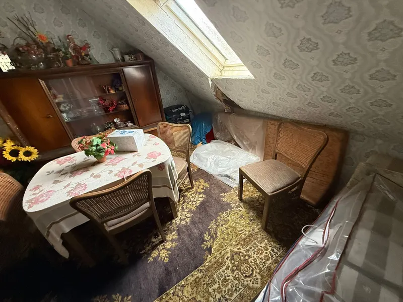 Buhardilla con muebles y decoración antes del vaciado de pisos en Las Palmas