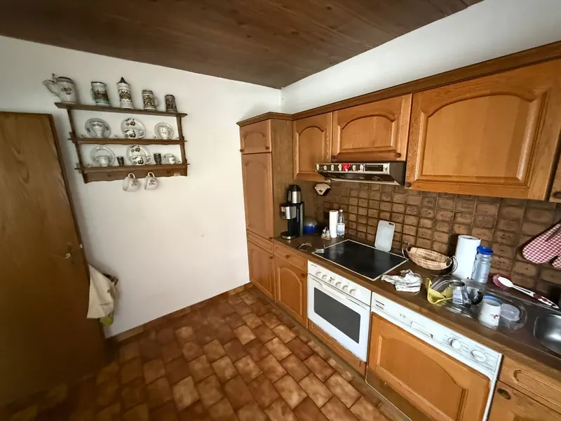 Cocina rústica con muebles y electrodomésticos antes del vaciado en Tenerife