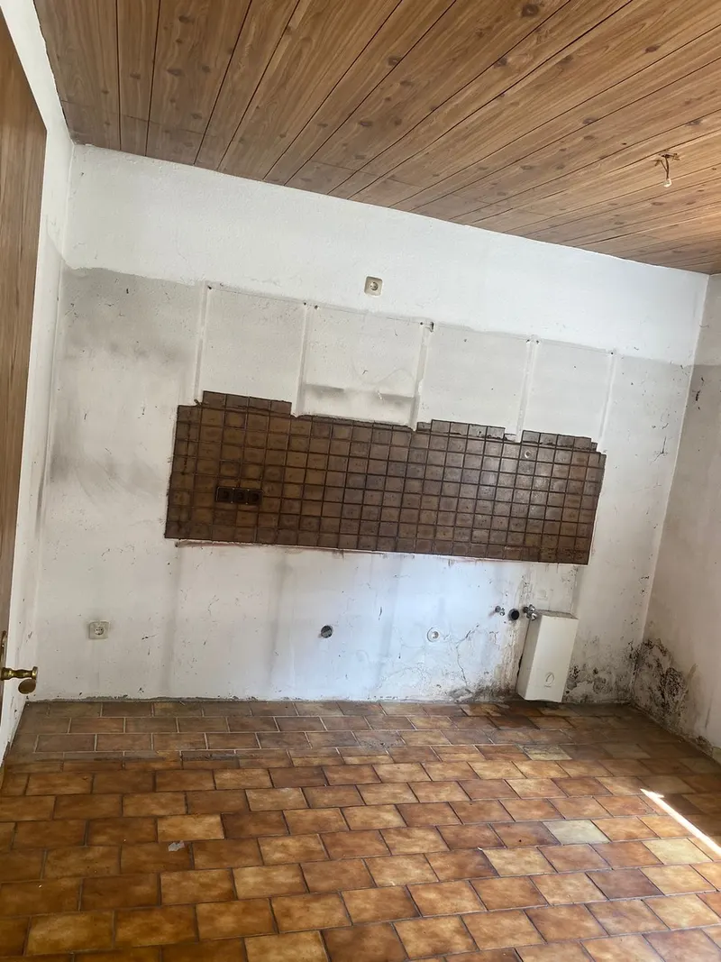 Cocina rústica completamente vaciada y desmantelada después del servicio en Tenerife