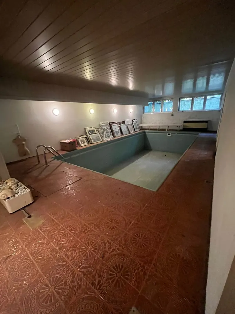 Zona de piscina interior despejada después del vaciado profesional en Tenerife