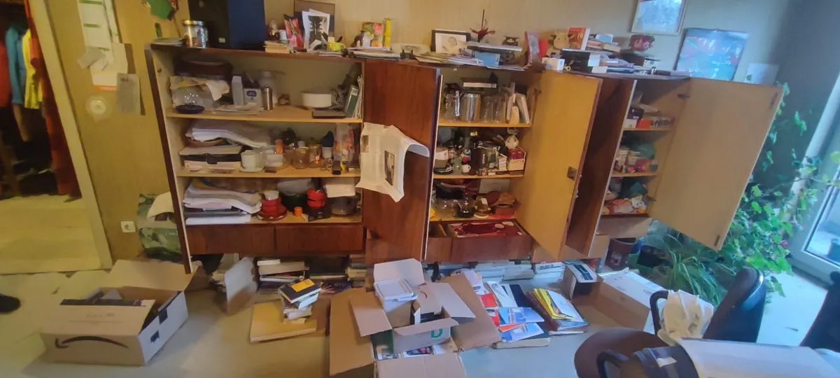 Habitación llena de enseres y cajas antes del vaciado para herederos extranjeros en Maspalomas