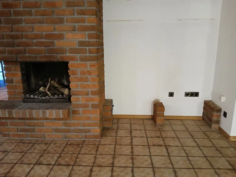 Salón con chimenea completamente vaciado después del servicio en Maspalomas