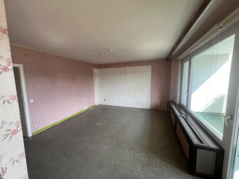 Salón completamente vaciado y limpio después del servicio profesional en Maspalomas