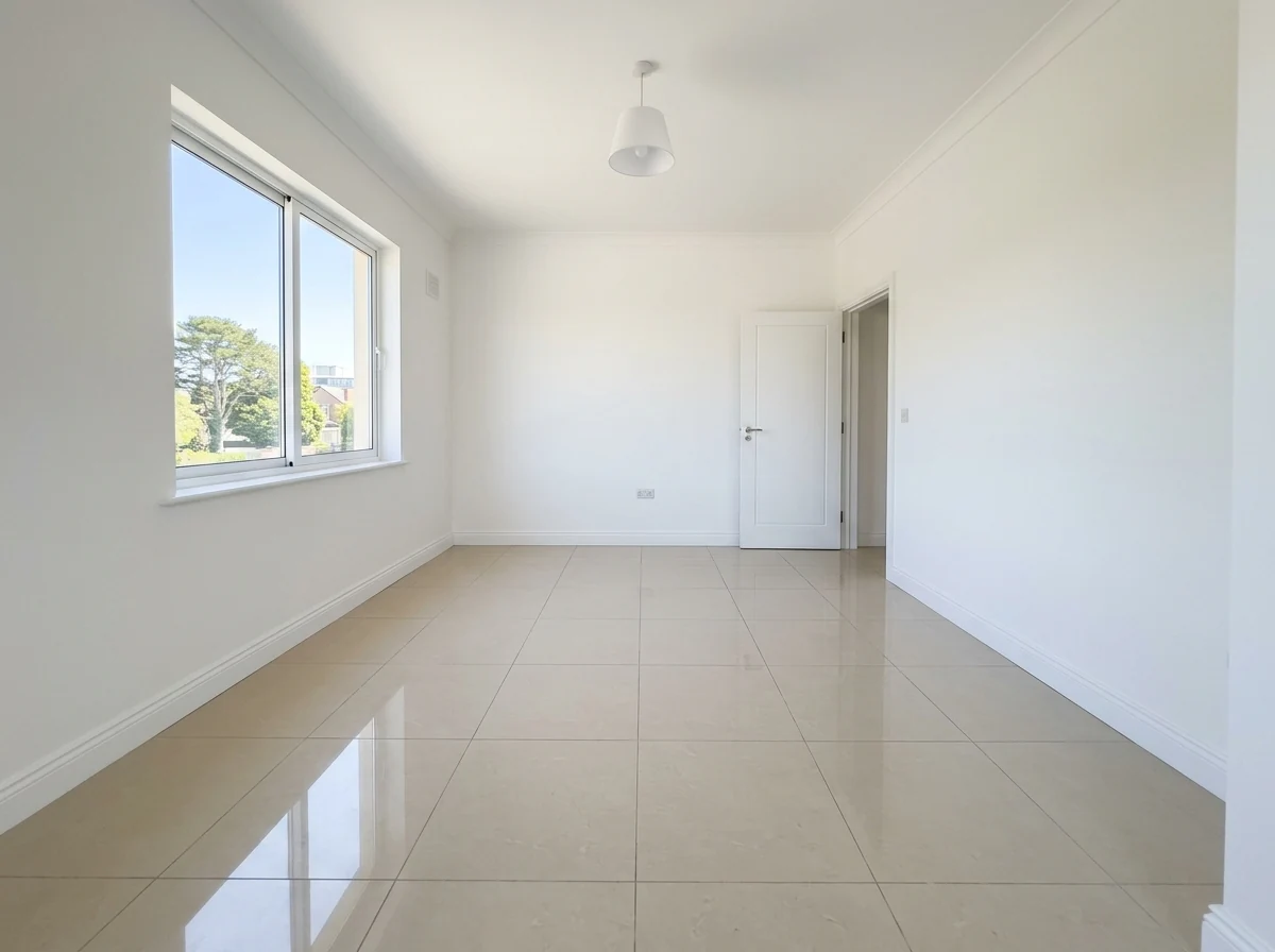 Habitación despejada y suelo limpio después de retirar el mobiliario