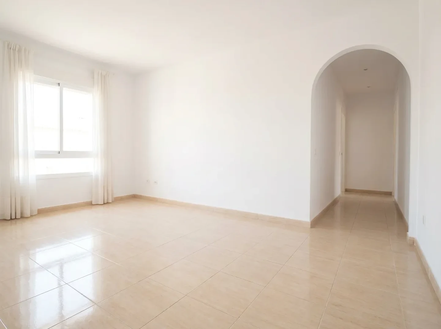 Habitación vacía con el suelo despejado después de la retirada de enseres